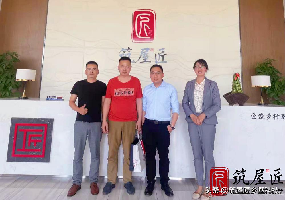 热烈祝贺阳新明总别墅项目喜封金顶