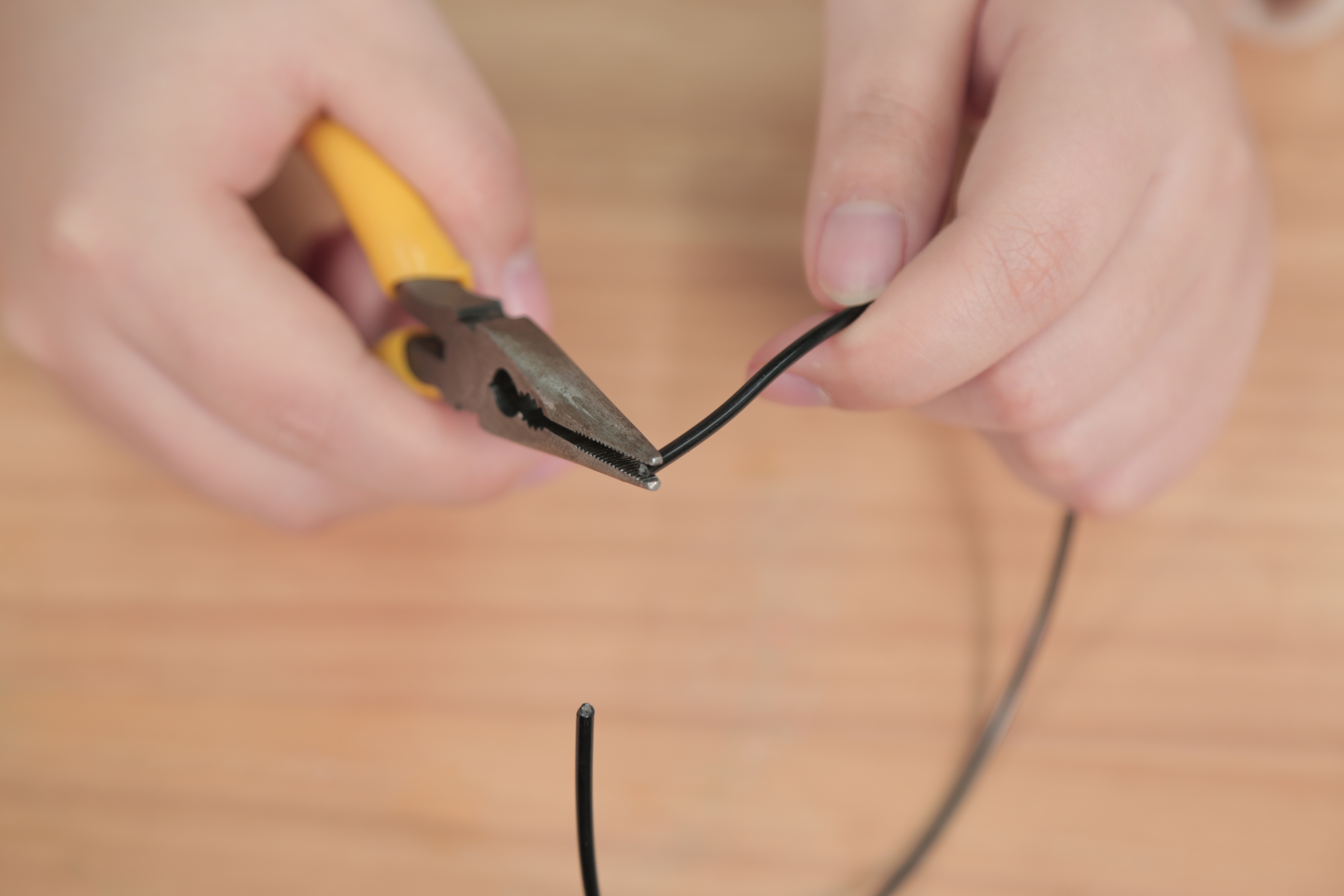 铁丝自制阳台花架,一根铁线自制花架