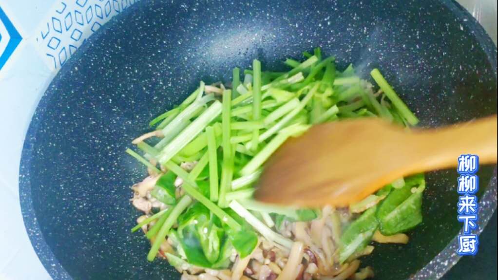 墨鱼干炒芹菜橙子,芹菜炒墨鱼干家常做法