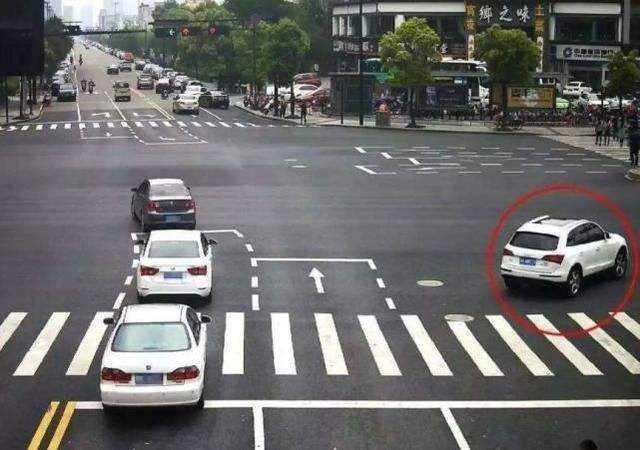 右转一直红灯右转会扣分吗,什么样的路口能直接右转不被扣分