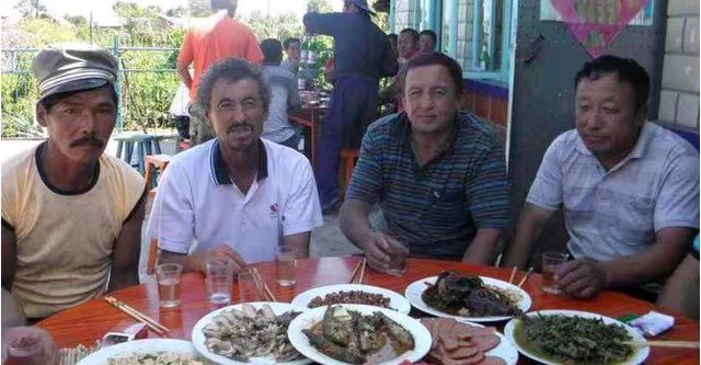 中国混血村当地到处遍布白人美女,金发碧眼的中国混血村