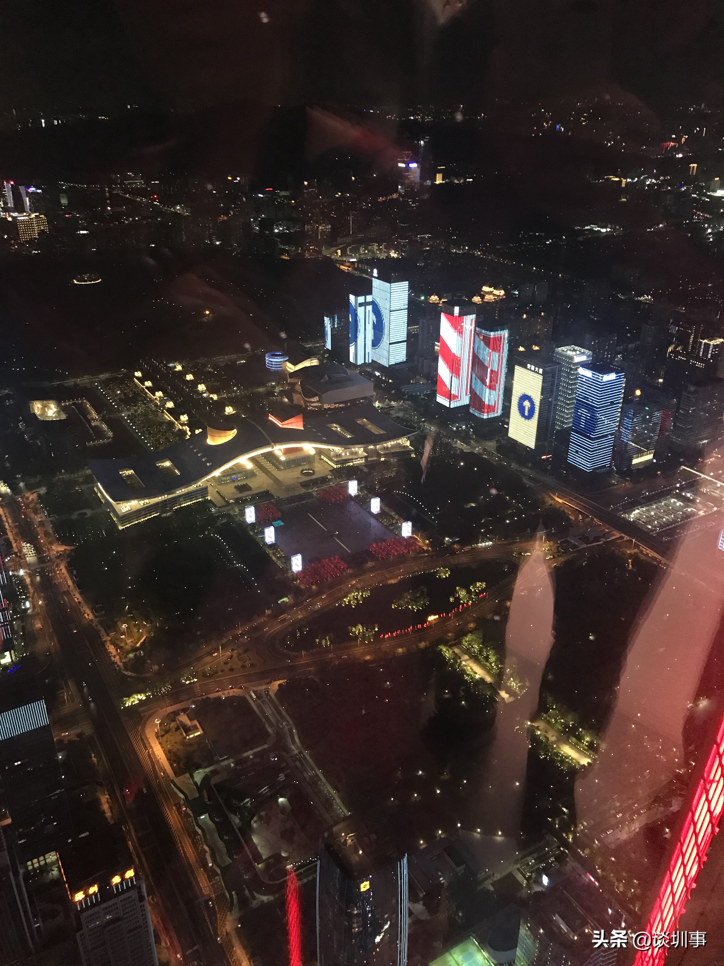 登顶深圳第一高楼,登上深圳平安金融大厦