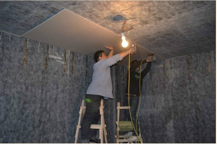 业主砸墙改大衣柜,偷学电影院,柜子后面塞毛毡,隔音效果好3倍