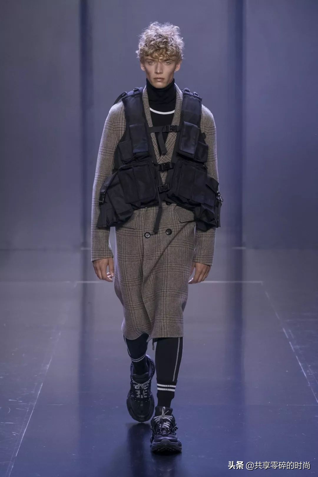 太平鸟女装新年穿搭,2022春夏巴黎时装周互动云秀场