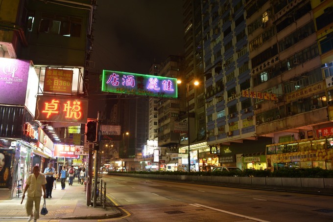 世界将我包围下一句,世界将我包围演唱