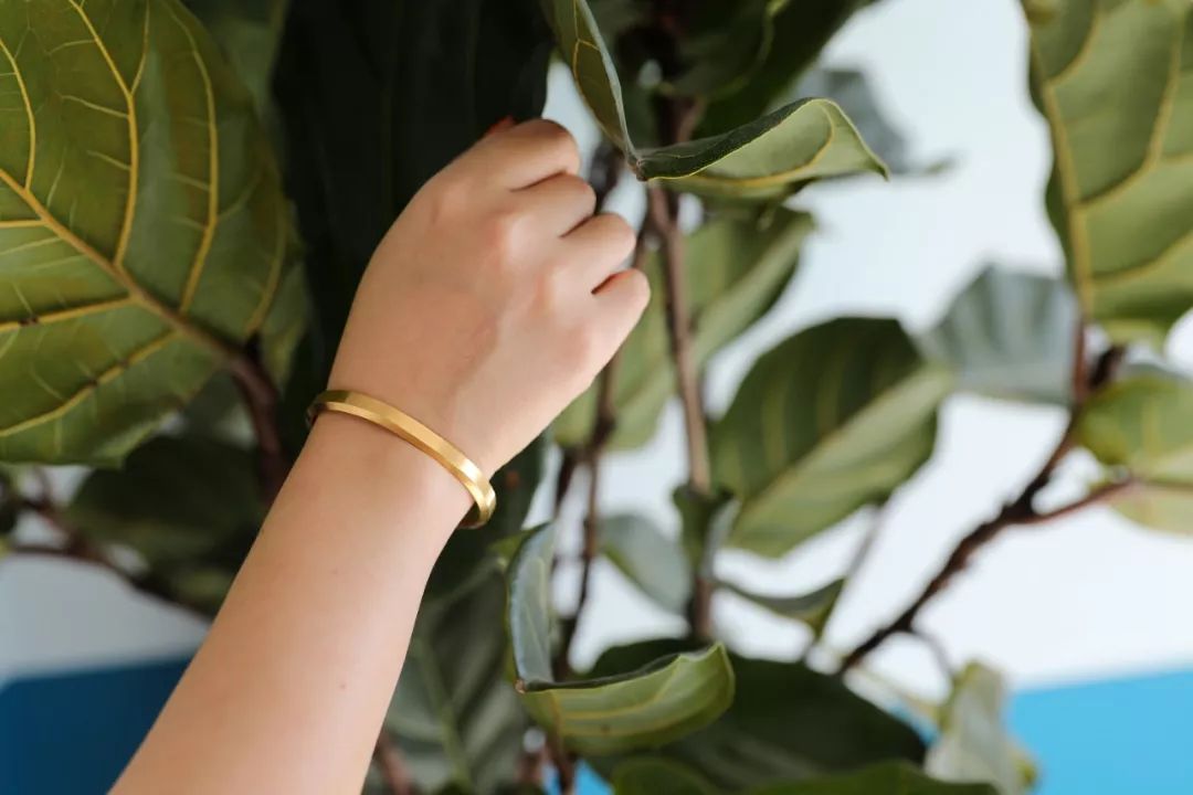 瑞典皇家配饰品牌,几百块戴出万元质感,金色手镯男女戴都好看