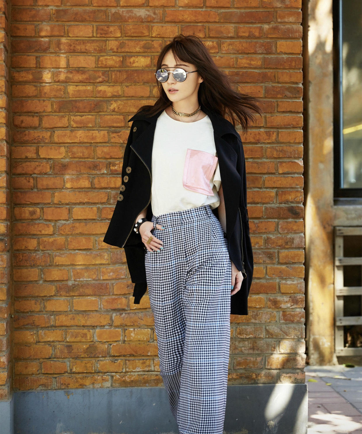 姚笛穿薄纱裙配什么发型,姚笛淡粉色深v裙秀身材