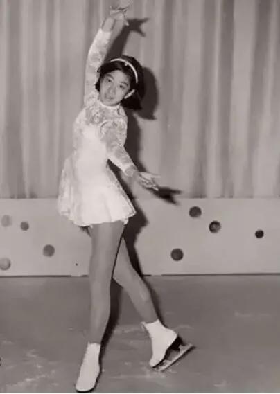 70岁左拥几十亿身家，右拥34岁小鲜肉，堪称邓文迪萧亚轩结合版