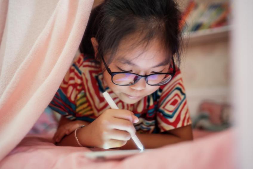 8岁女童近视一年涨了400度,8岁的女孩近视150度