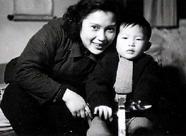 秦怡：婚姻不幸儿子残疾，她照顾爱子近40年，如今百岁依旧优雅