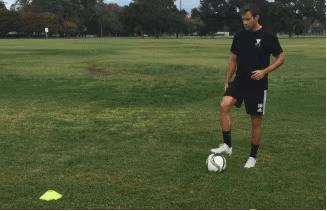 足球长传球怎么又快又稳,足球长传球的技术要点