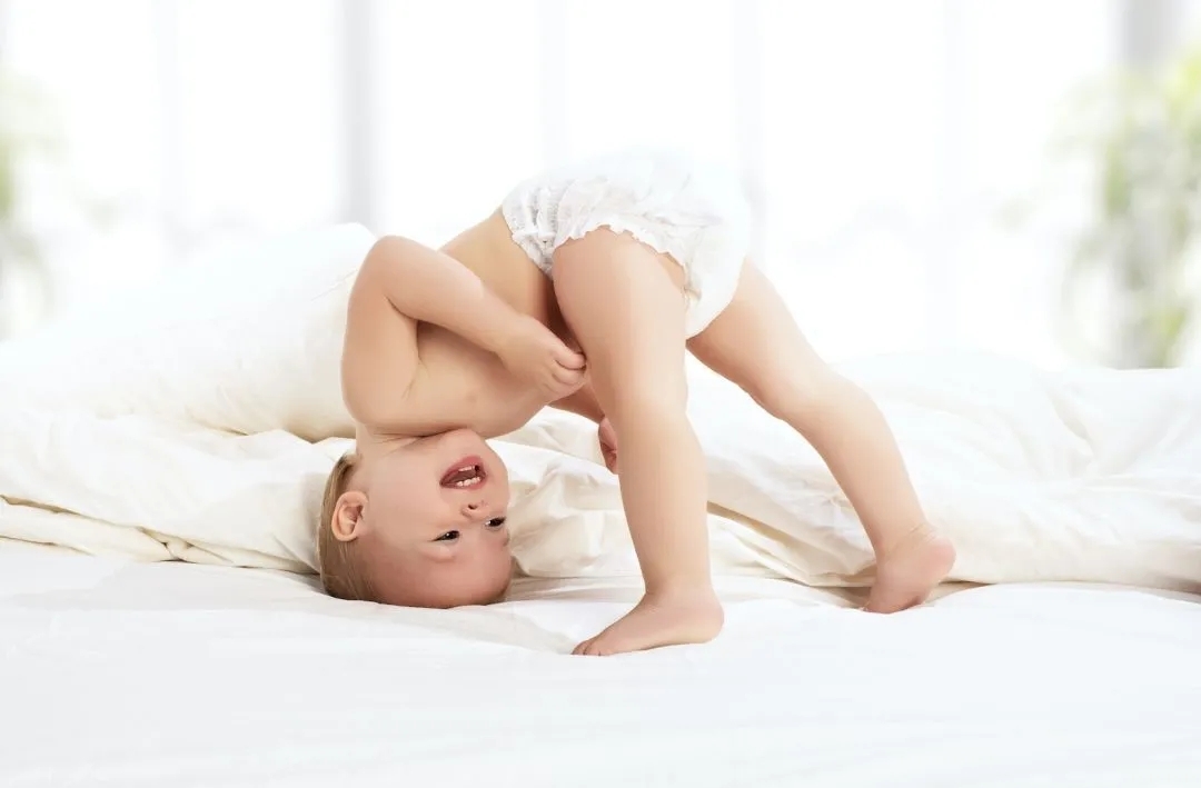 宝宝晚上不肯早睡觉怎么办,一个月的婴儿不肯睡觉是怎么回事