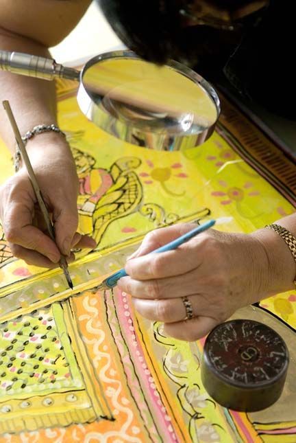 18个月时间才完成一条丝巾！Hermès爱马仕像画作般的百年作品