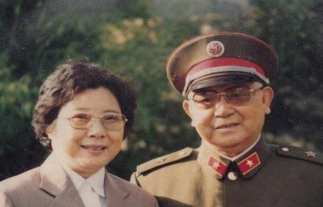 19岁是红军师政委，1955年被授予少将，罗帅向他道歉：我们搞错了