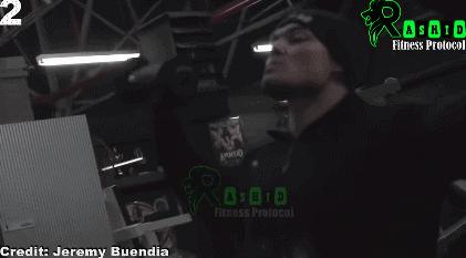 头大肩膀窄怎么办,肩膀窄显头大怎么变宽