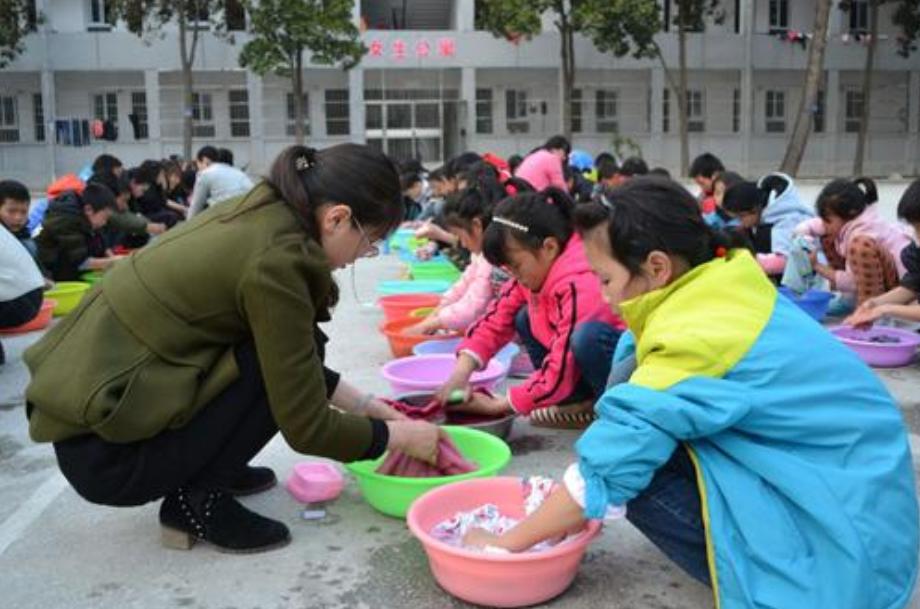 小学就去寄宿学校好不好,小学生寄宿好还是不寄宿好
