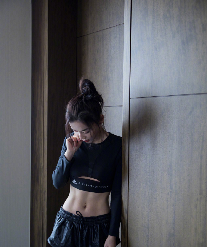 袁姗姗大秀马甲线图片,袁姗姗机场大秀马甲线