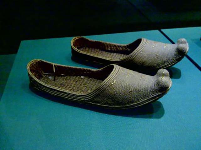 古人的鞋子为何鞋尖上翘,古人的鞋子鞋尖为什么上翘