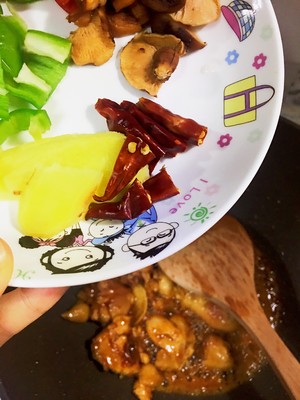 正宗蒸黄焖鸡视频,正宗黄焖鸡大料面