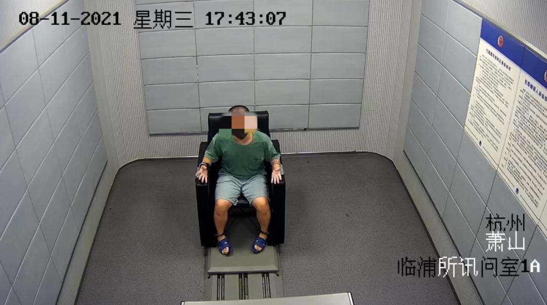 垃圾短信大多来自它，一套能操作60张手机卡，靠“*池猫**”养卡的这伙人被警方端了