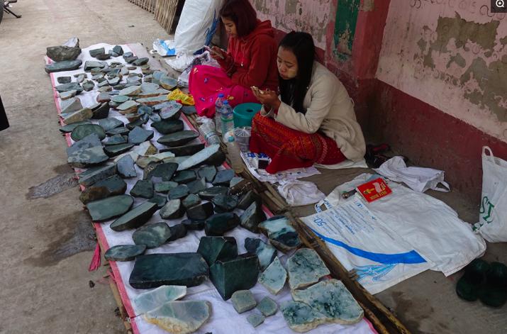 中国女子缅甸行,东西卖给中国人,但中国人去看要先买门票