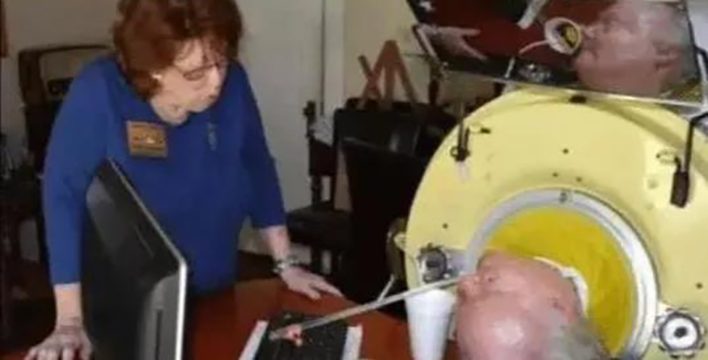 一男子住铁罐子70年，自学电脑，表示：这辈子都不可能出去