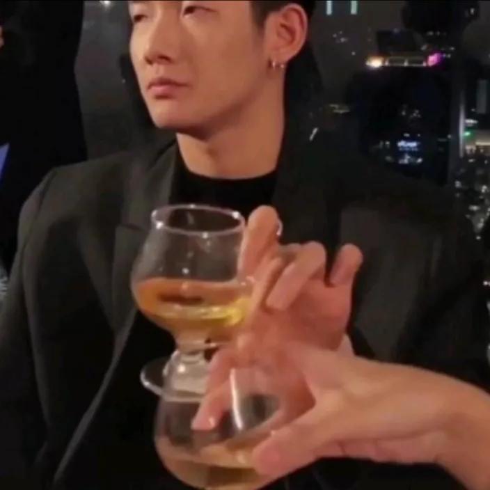 从收徒仪式到拜把子名场面，64岁万梓良被质疑：入戏太深？