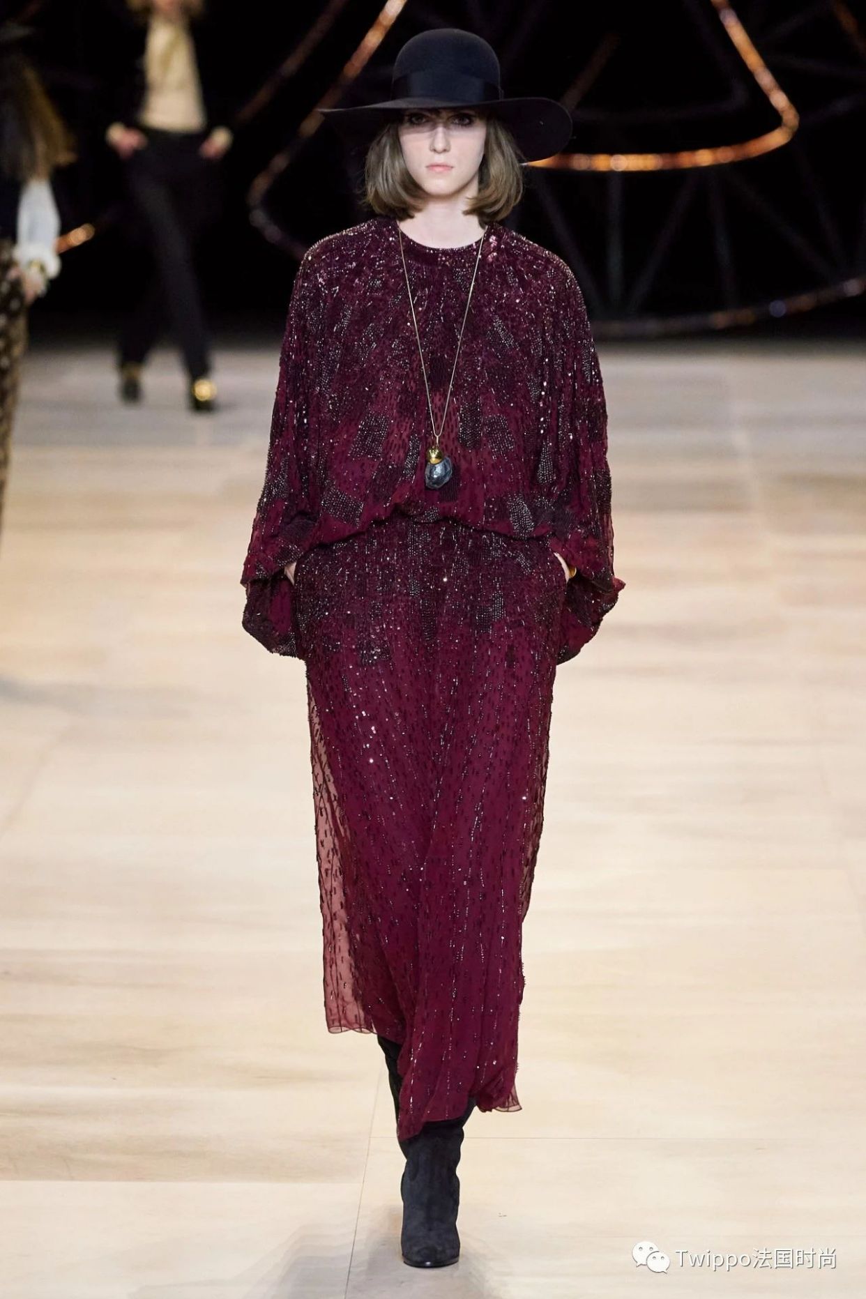 2020秋冬巴黎时装周givenchy秀场 (jacquemus 2020巴黎时装周秀场)