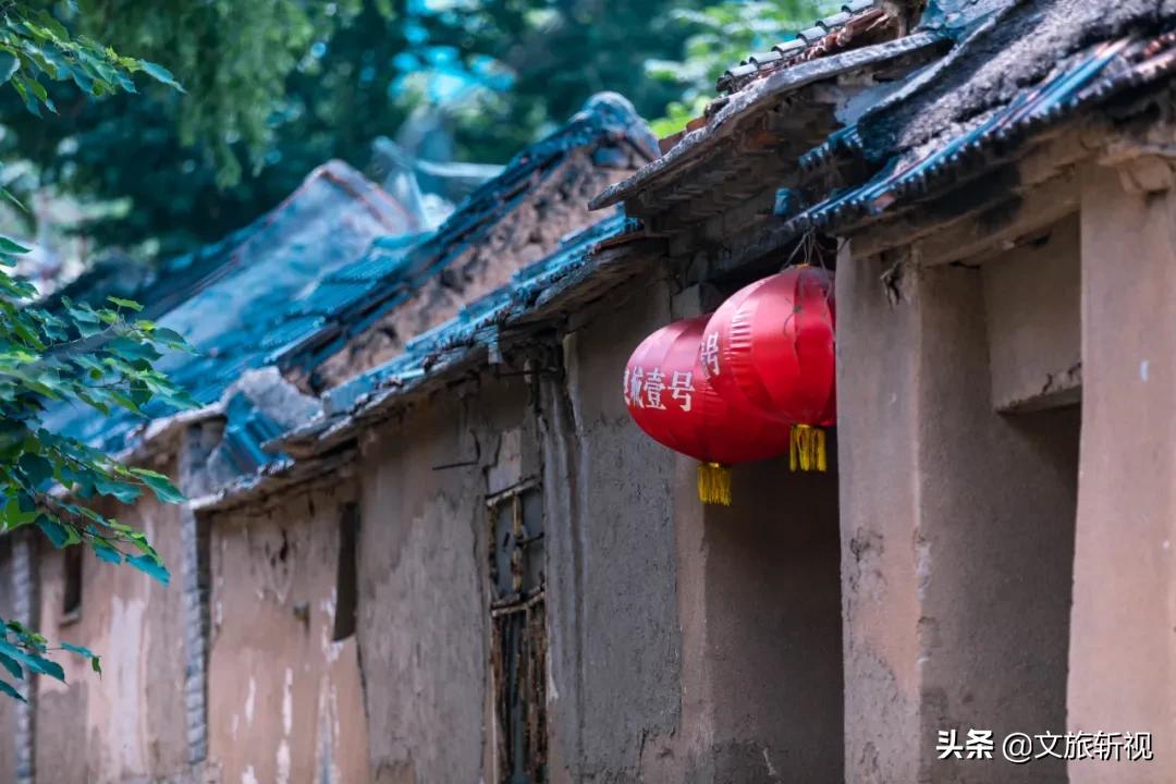 十年后再次走进朱家峪，被村里的几个摊煎饼的大妈纠缠着买煎饼