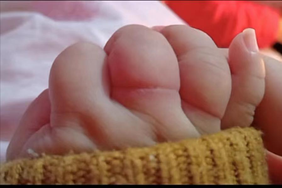 婴儿突然大哭怎么安抚,婴儿突然大哭怎么办