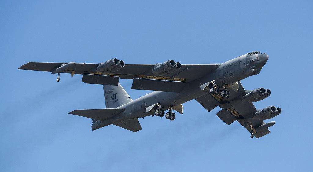 轰炸机跟战斗机飞行高度,轰炸机和飞机速度一样吗