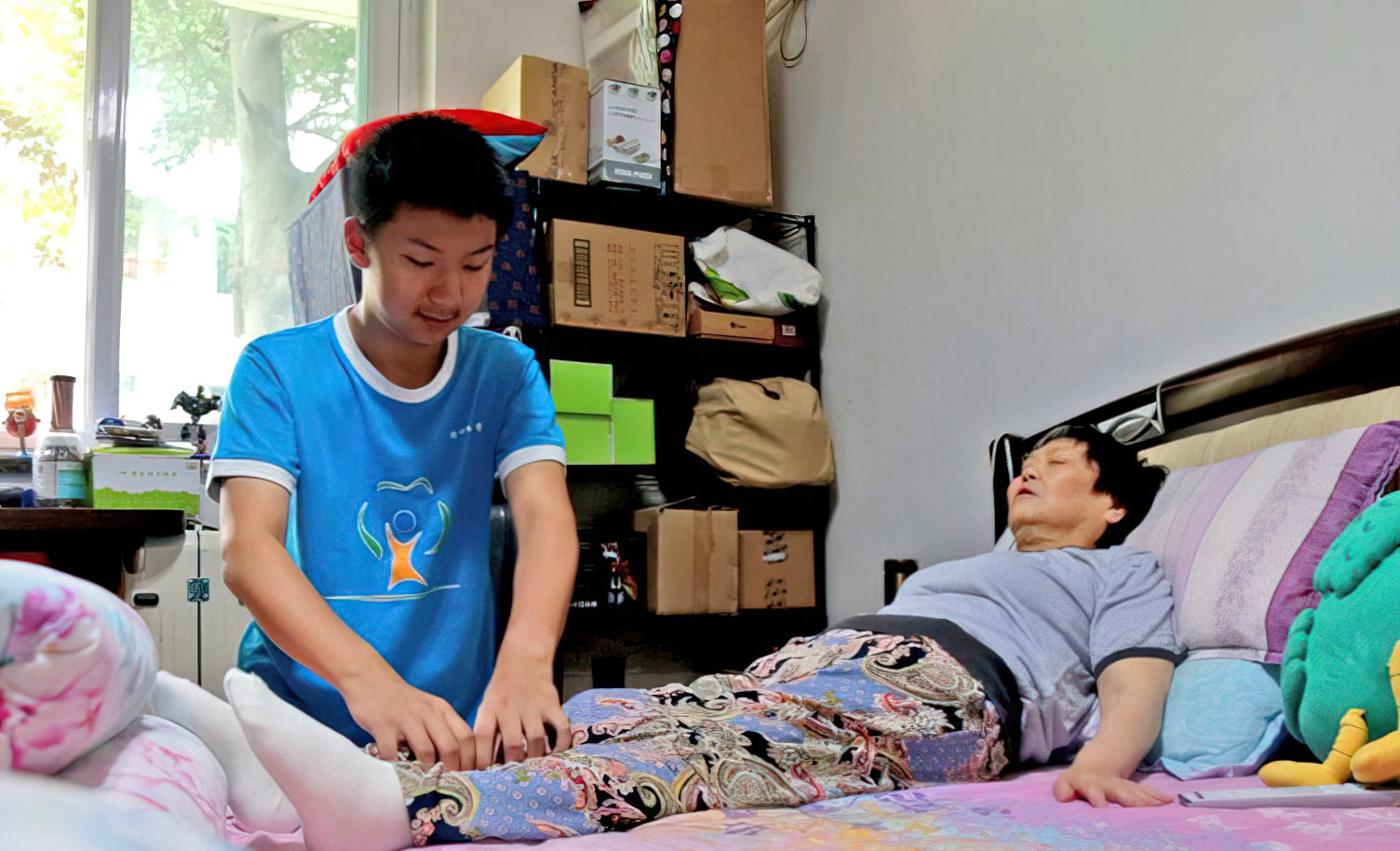 12岁少年成为家里顶梁柱,独自照顾残疾母亲,孝心感动无数人