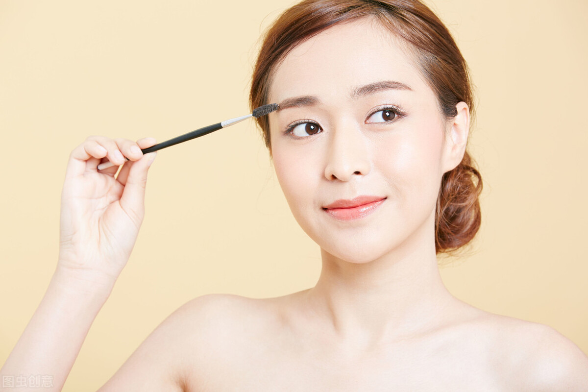 眉毛正确画法一招轻松解决高低眉,眉毛粗浓的女生怎么修眉毛