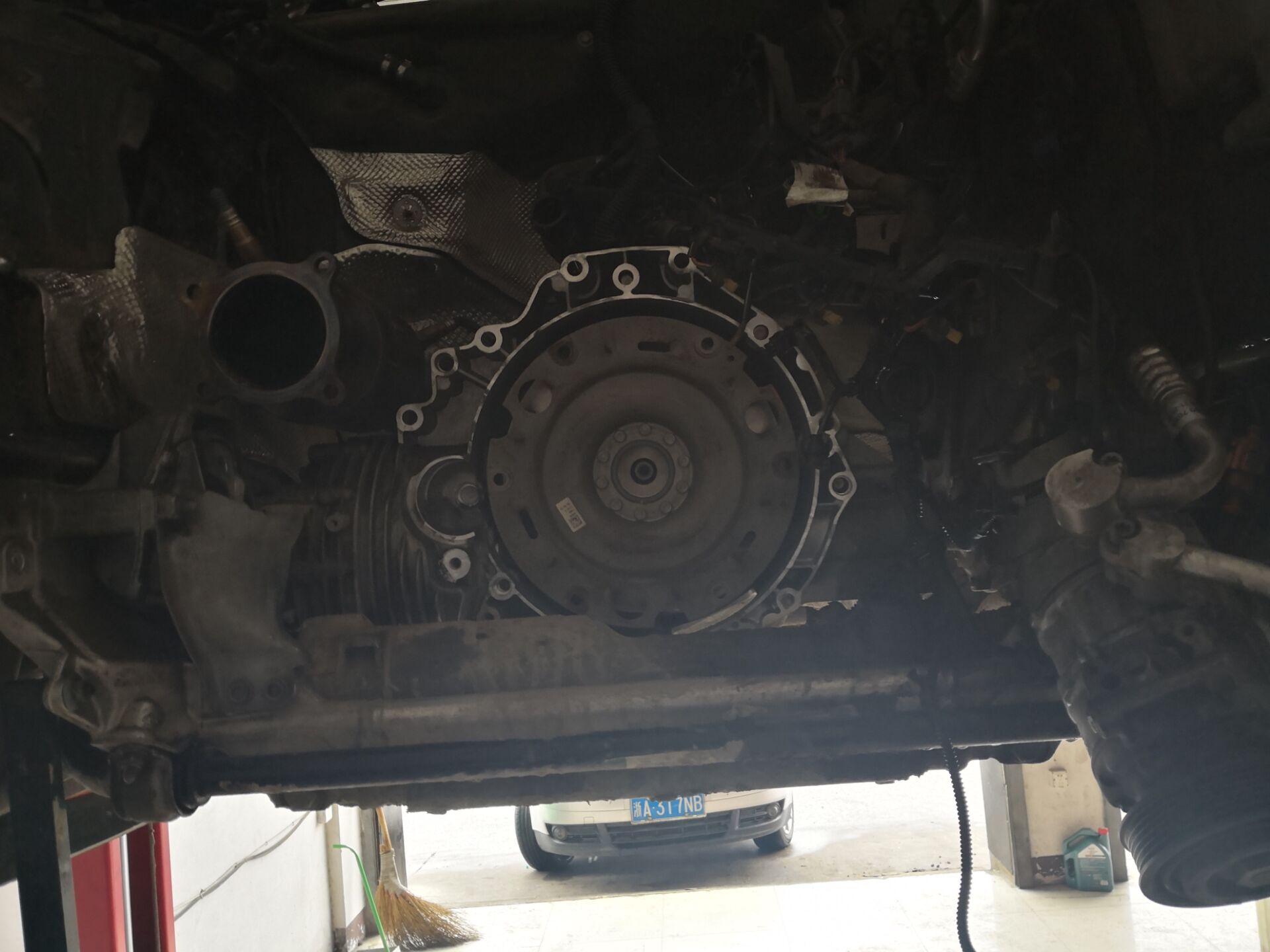 奥迪a4l严重烧机油怎么解决,奥迪a4l缸盖三通刚换过还是漏水