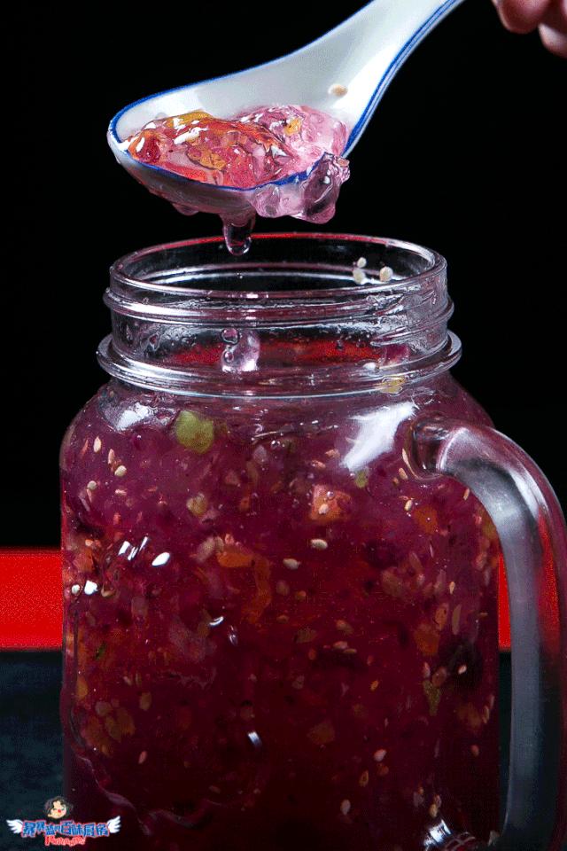 当成都老板爱上沈阳老雪，他开的串串香店锅底都有1瓶大绿棒