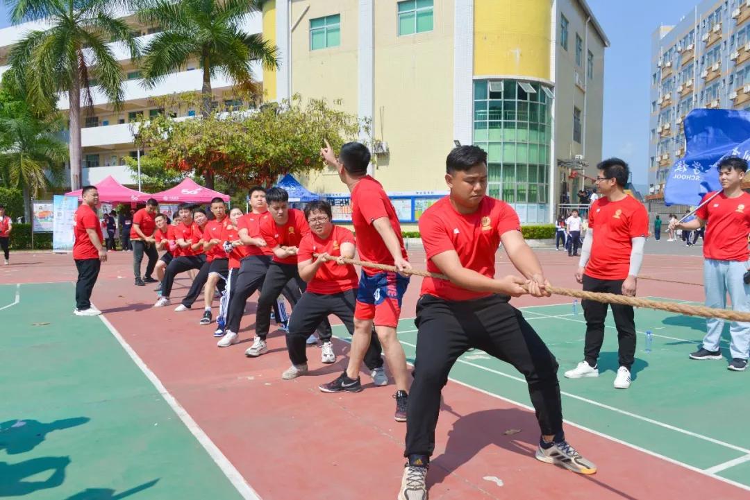 “老师，你拔河的样子真美！”“谁拍的赶紧撤！！！”