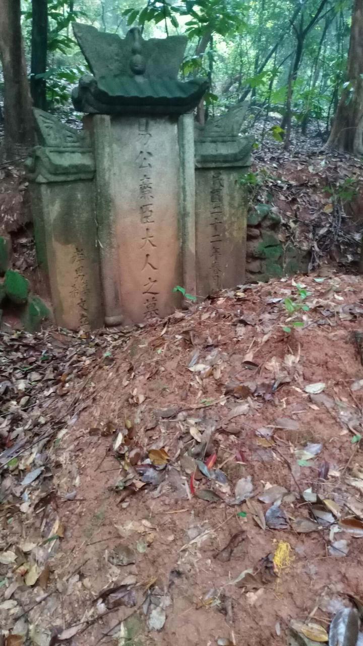 中国江苏知名教授易耀秋力作《沉重的红盖头》出版发行