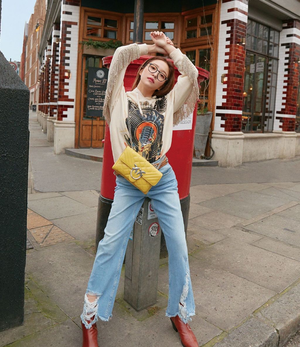 她是韩国大势女团忙内,穿宝蓝牛仔连体裤出镜,背头更显精致五官