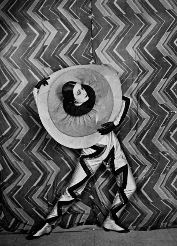 她亲眼看着自己的画作挂进卢浮宫，这位“时尚先锋”不输香奈儿