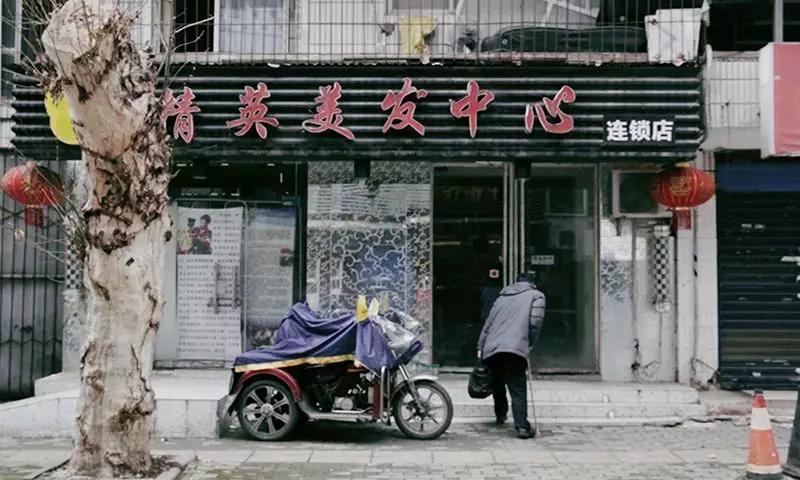 武汉开锁匠上门喂猫外卖员,武汉开锁师傅24小时上门电话