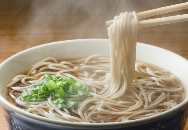 面馆鲜面条怎么煮不粘连又劲道,煮面条时牢记3点面条爽滑又筋道