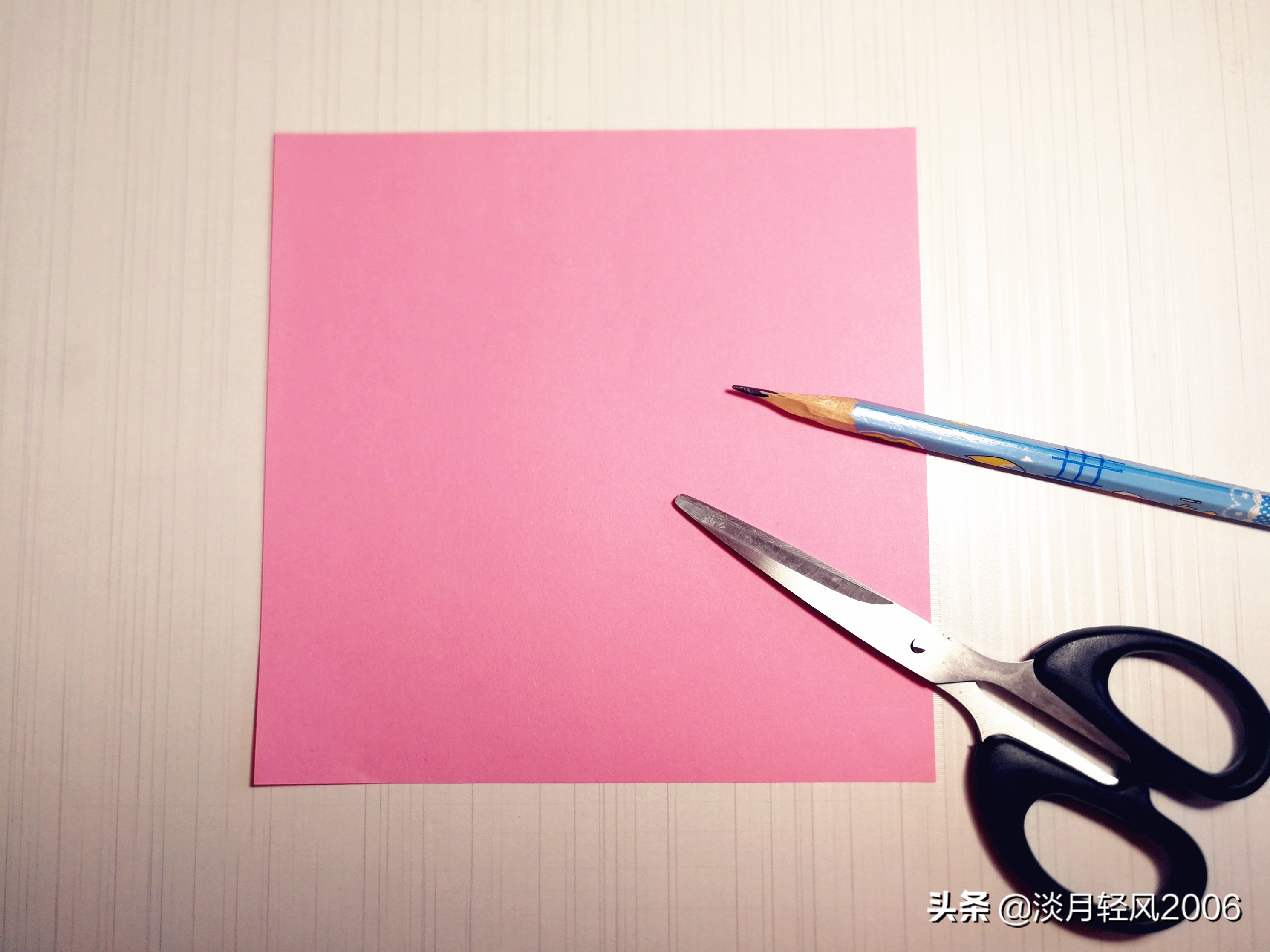 用正方形彩纸折一个蝴蝶会动的,怎样用正方形的卡纸折一个蝴蝶