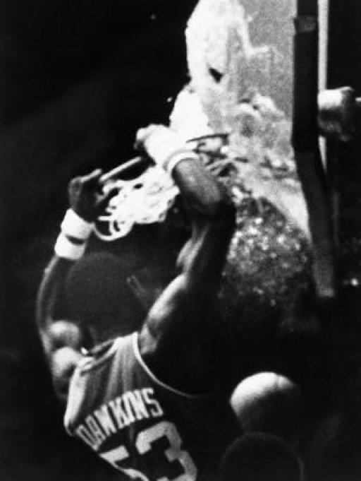 扣碎篮板的场面：乔丹把篮板搞得稀碎，鲨鱼用19个扣坏的筐做成树