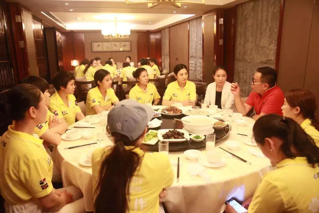 巨邦快乐集结号丨看见了,其中一艘游艇上,是我们的船长大舅哥