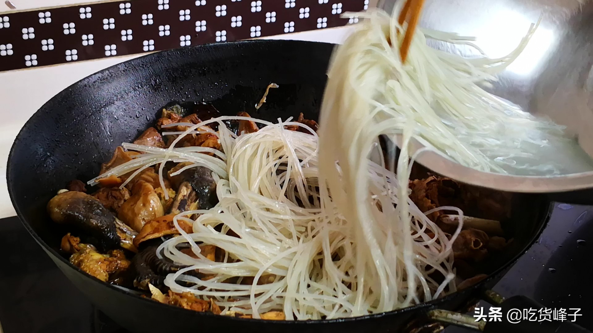 炖鸡时，千万不要直接焯水，东北人都这么做，鸡肉鲜嫩不发腥