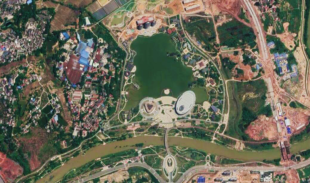 卫星航拍赣州南康区：境内有机场和高铁站，家居小镇很亮眼