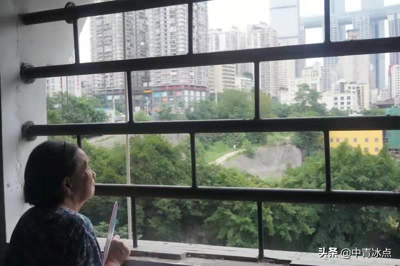 重庆“魔幻”民居24层无电梯，今成网红打卡地，86岁设计者回忆“就想留下能让人议论的东西”