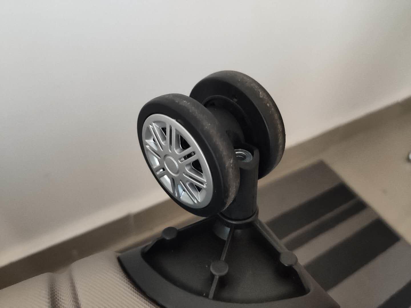 地平线8号对比外交官拉杆箱，滚轮之处见高低，颜值与实力之选！