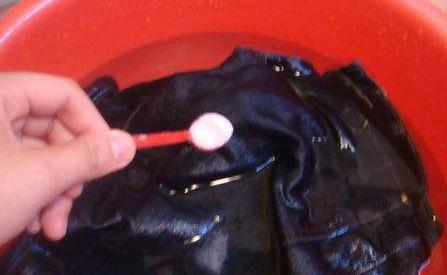 牛仔裤褪色有什么办法解决,牛仔裤褪色用什么方法处理好