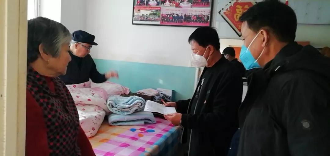 抗击疫情中的优秀共产党员,致敬忙碌在疫情防控一线的老党员